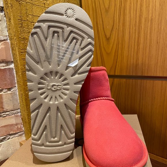 UGG W's Classic Mini II Hibiscus Pink size:7 NEW IN BOX/slight fade in R boot* - Picture 7 of 8